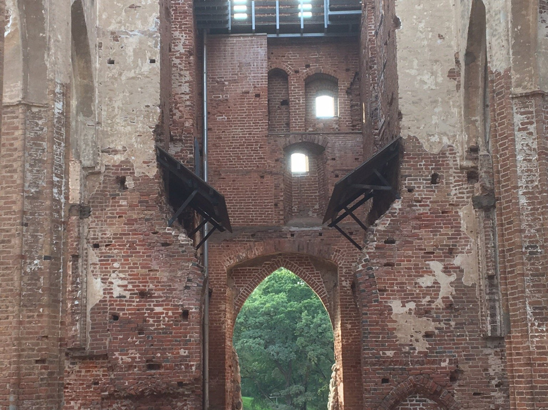 'The Kissing Students' sculpture and fountain景点图片