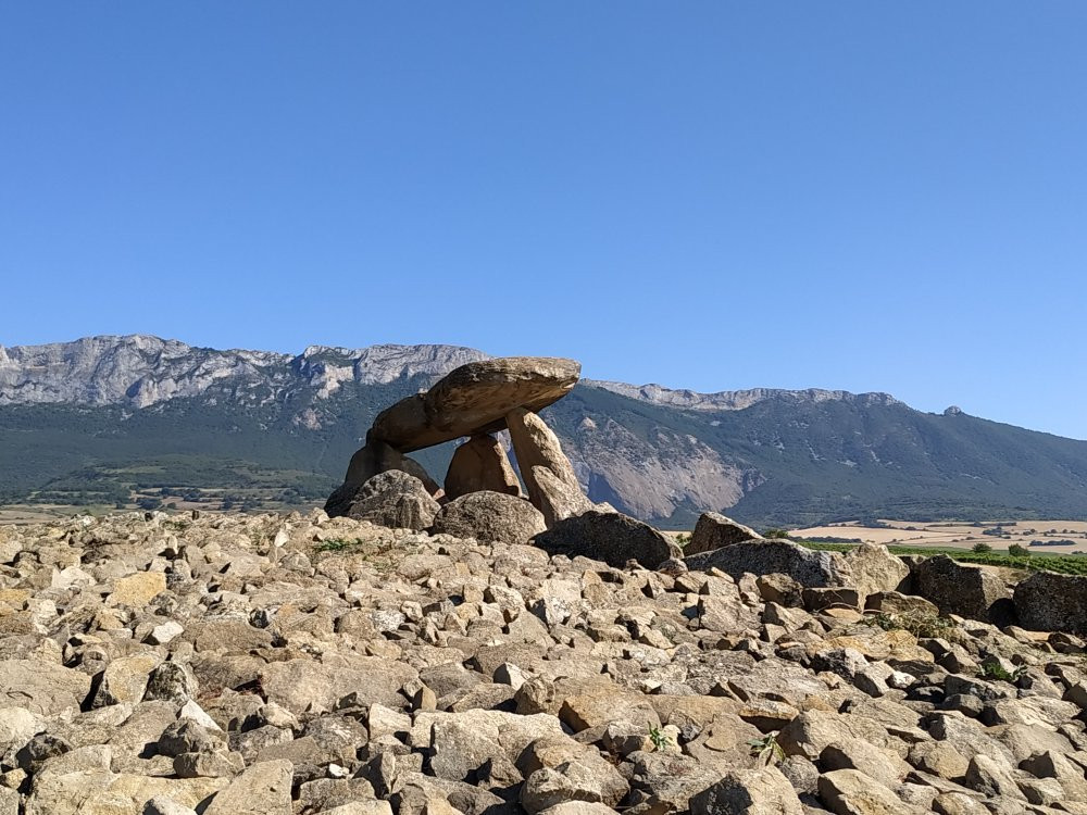 Dolmen La Chabola de la Hechicera-El Villar必去景点