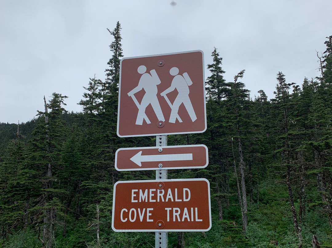 Emerald Cove Trail景点图片