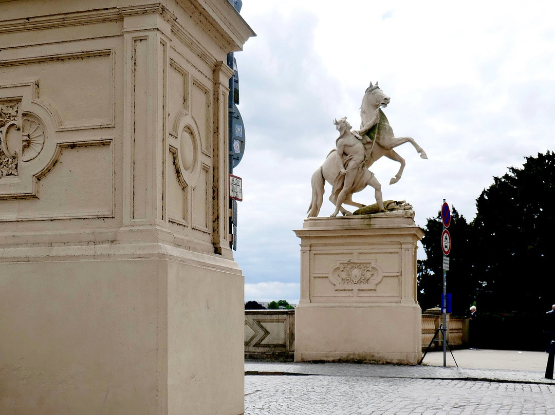 Skulpturen "Obotrit mit Pferd"景点图片