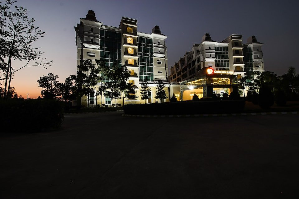 Capital O 13727 Hotel Aarogyam Suites主图