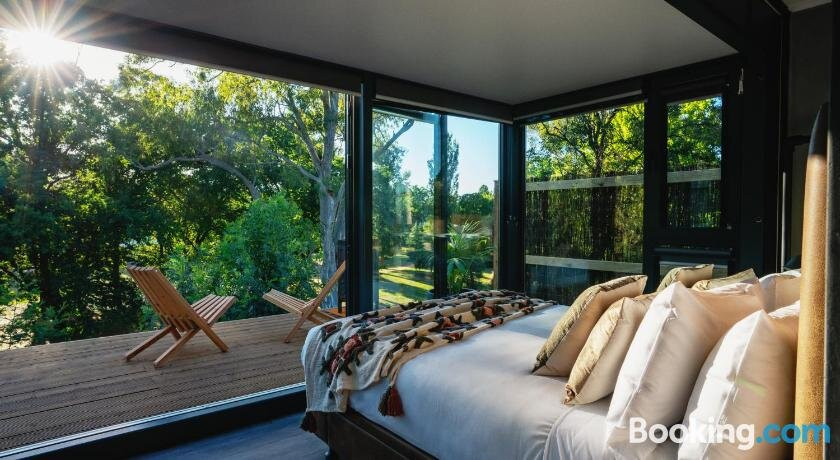 Castlemaine Gardens Luxury Glamtainer