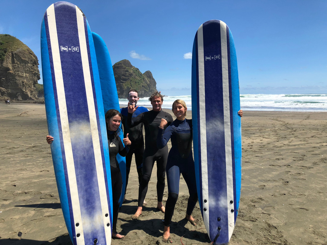 Piha Surf School-皮哈海滩必去景点