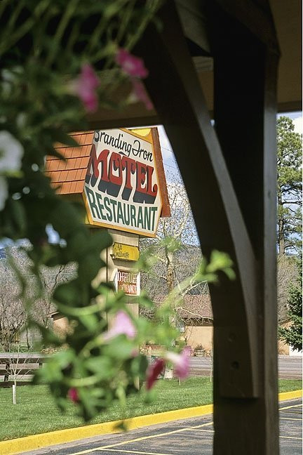 Branding Iron Motel主图