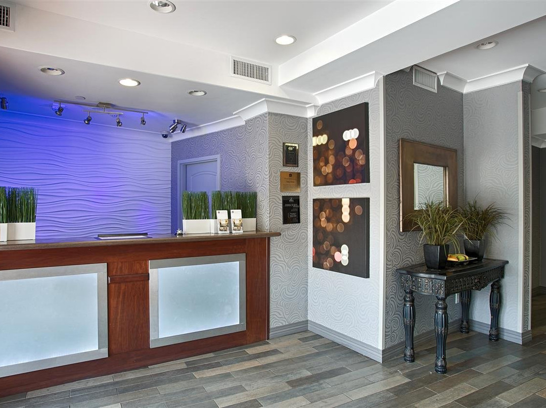 贝斯特韦斯特普拉斯阿维塔套房酒店主图