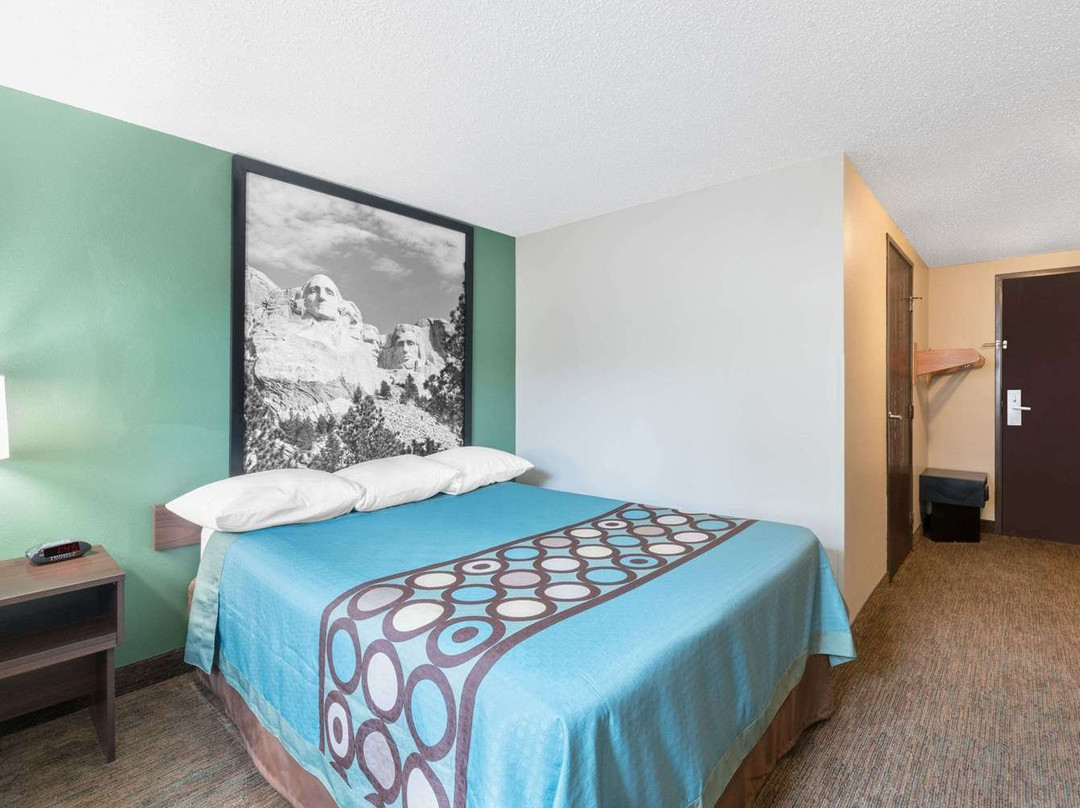 Super 8 by Wyndham Pierre SD主图