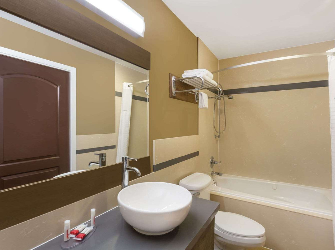 Super 8 by Wyndham Martinez主图