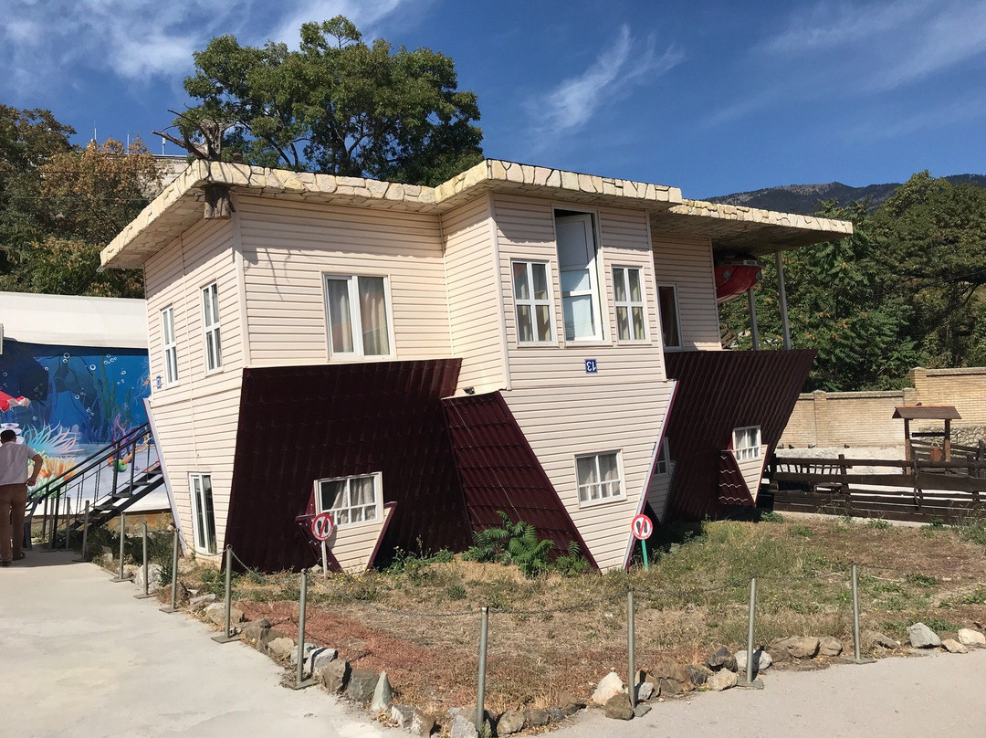 Mnohorichchya旅游景点-Upside Down House