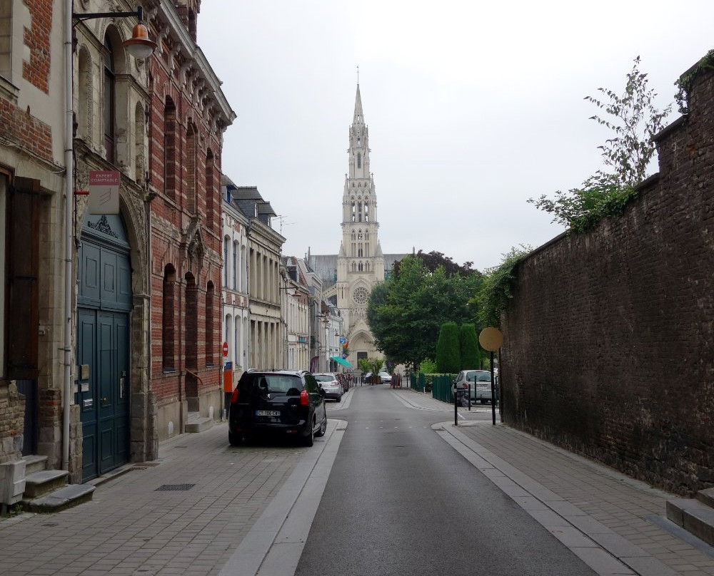Basilique Notre-Dame-du-Saint-Cordon景点图片