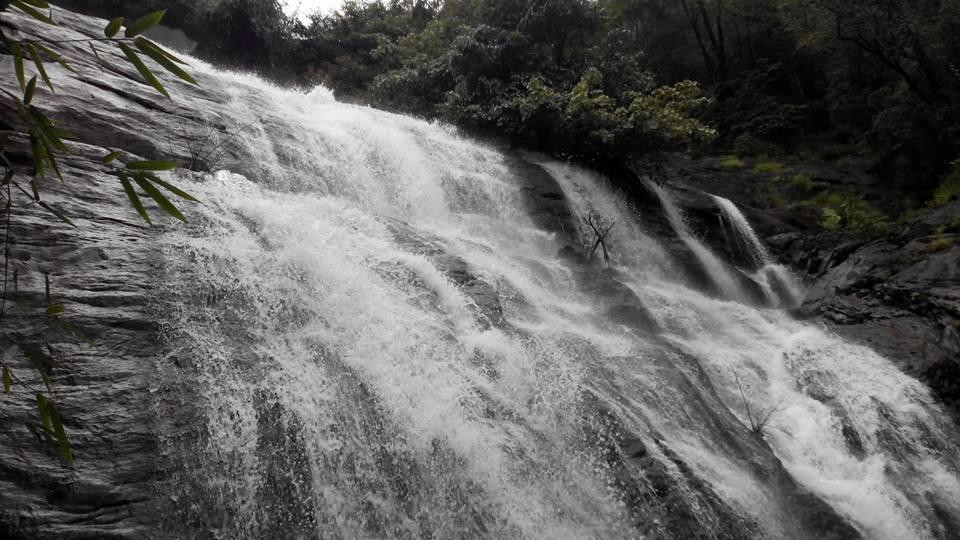 Alakapuri Waterfalls景点图片