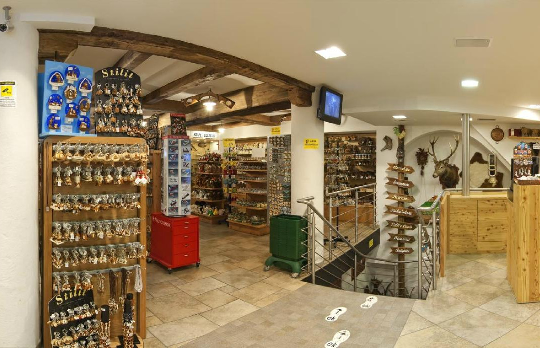 El Corambrero Souvenir & Antiques-利维尼奥必去景点