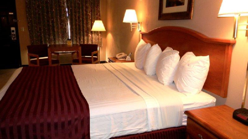 The Parkwood Inn & Suites主图