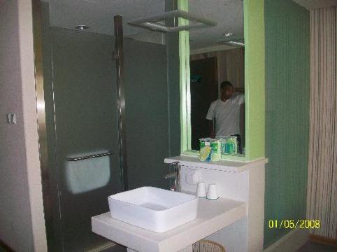 山水时尚酒店(北京鸟巢对外经济贸易大学店)-浴室