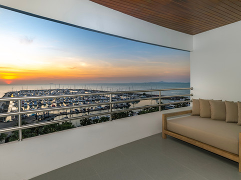 芭堤雅中天海洋码头酒店主图