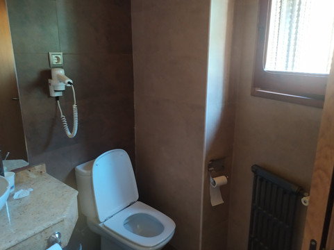 鲁瓦亚酒店主图