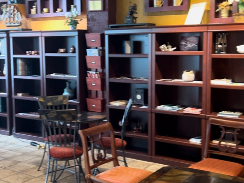 Paramount Coffee Shop and Books主图