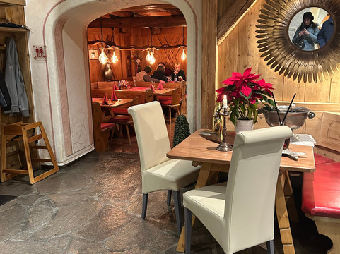 露斯特度假酒店主图