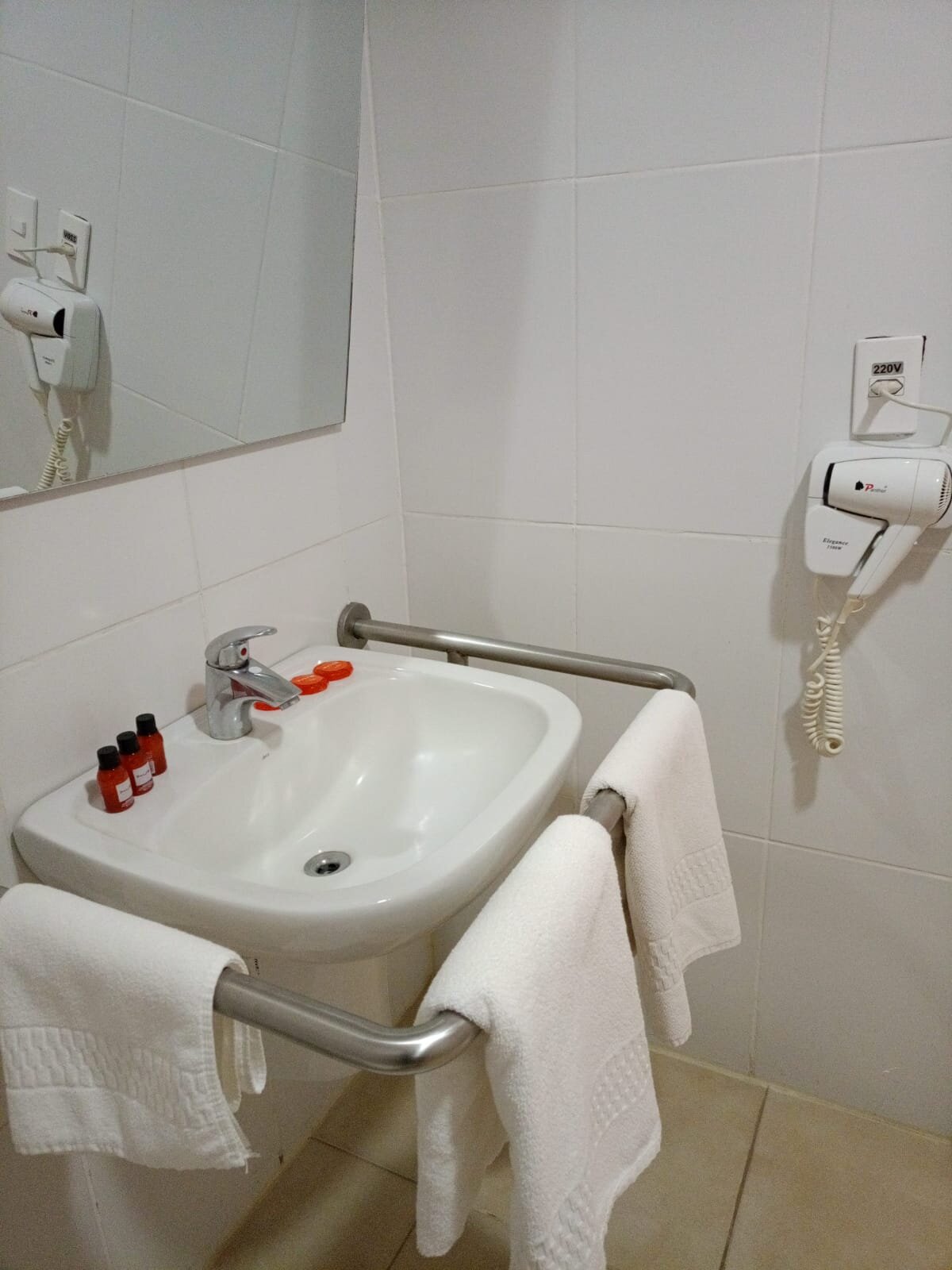 Hus Hotel Maringá-浴室