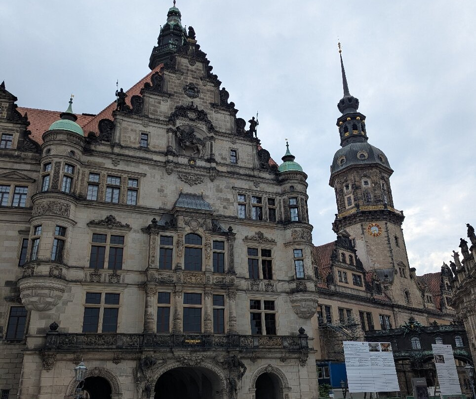 Schlossplatz-德累斯顿必去景点