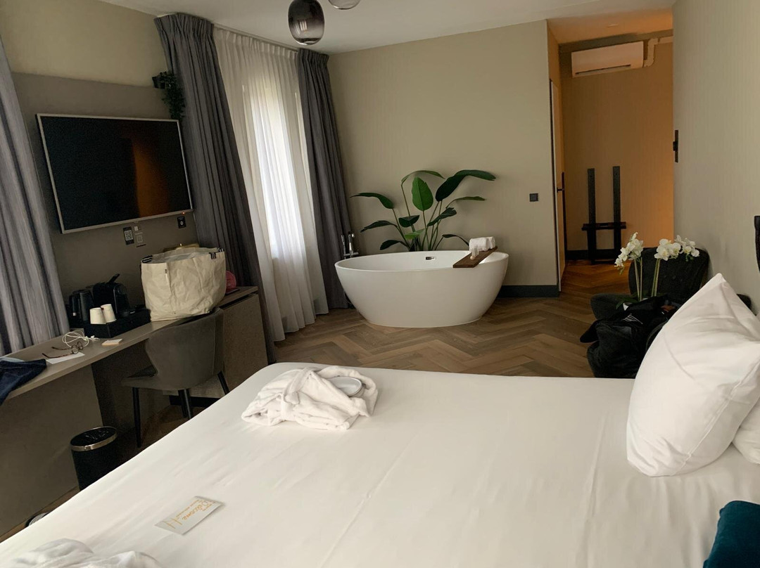 金色郁金香酒店主图