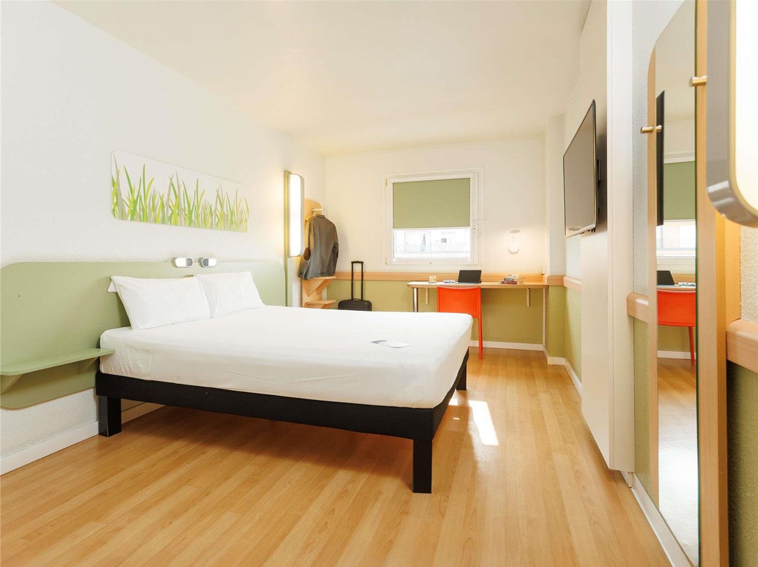 巴伦西亚机场宜必思快捷酒店主图