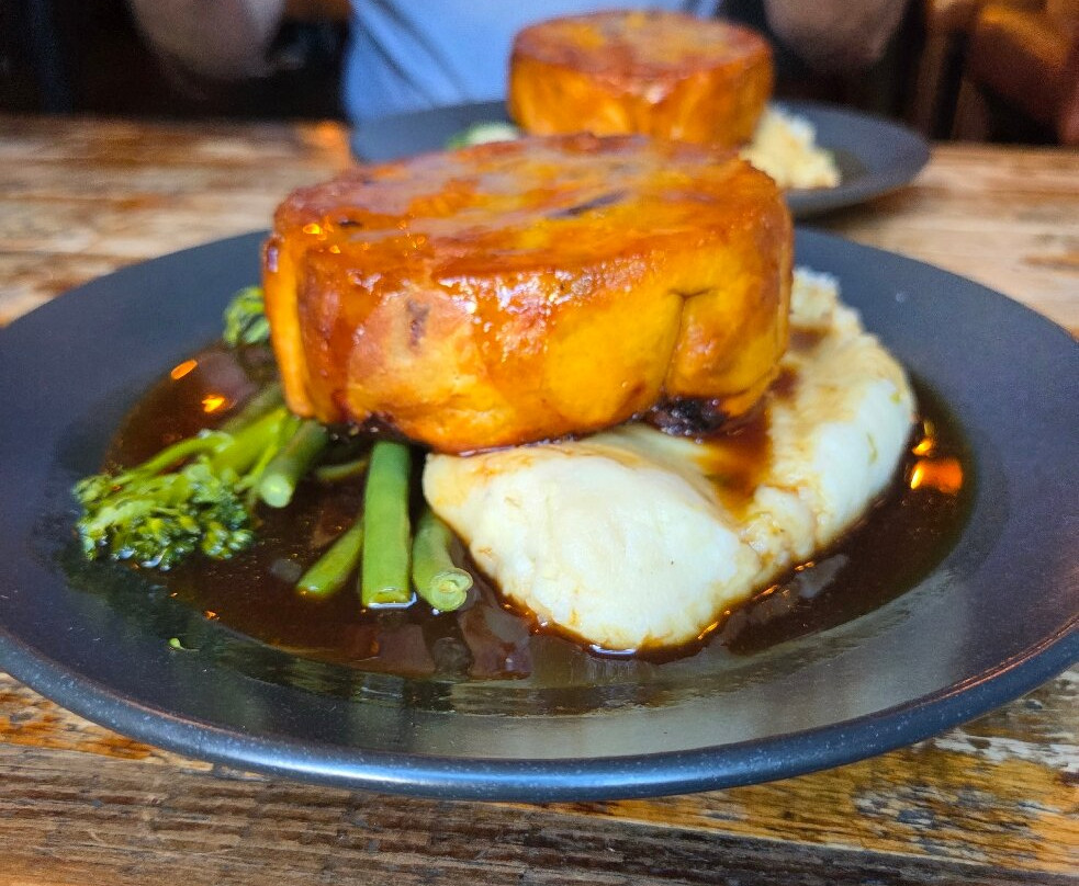 The Sun Hotel & Bar主图