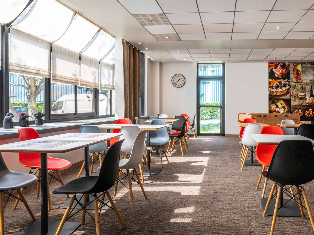 宜必思克雷泰伊酒店主图