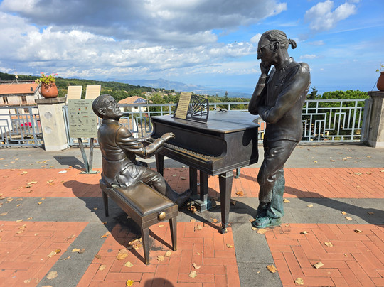 Statua Di Franco Battiato E Lucio Dalla