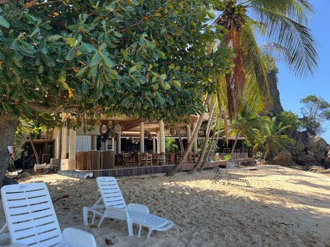 马卡彼岸花度假酒店主图