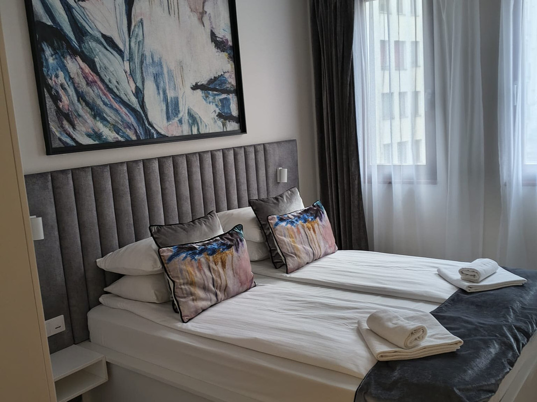 布达佩斯七季公寓酒店主图