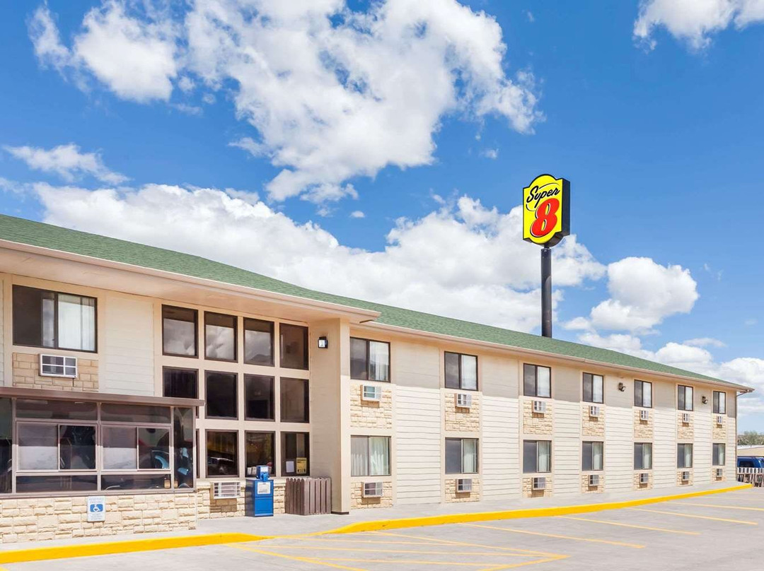 利文斯顿速 8 酒店主图