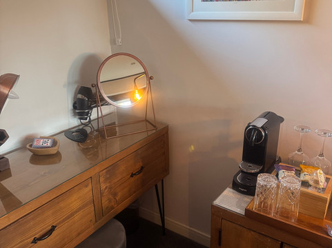 茅草屋檐酒店主图