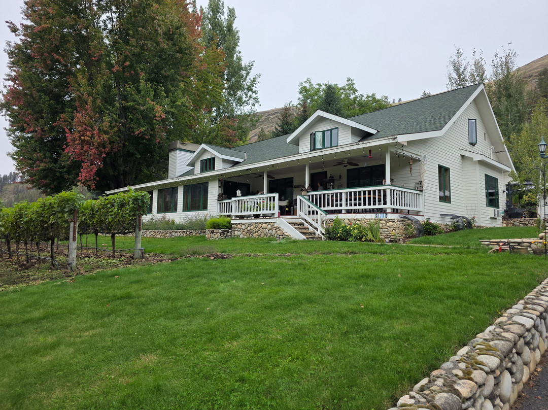 Bear Hollow Inn & Vineyards
