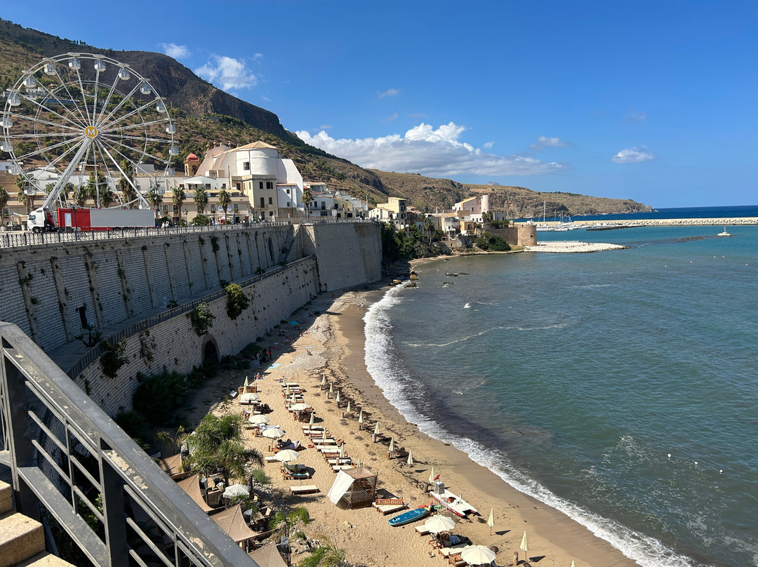 Castello Arabo Normanno-戈尔福海堡必去景点