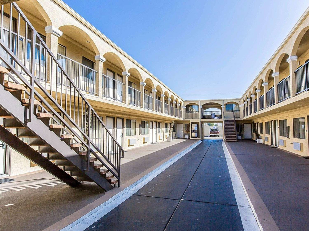 Rodeway Inn & Suites