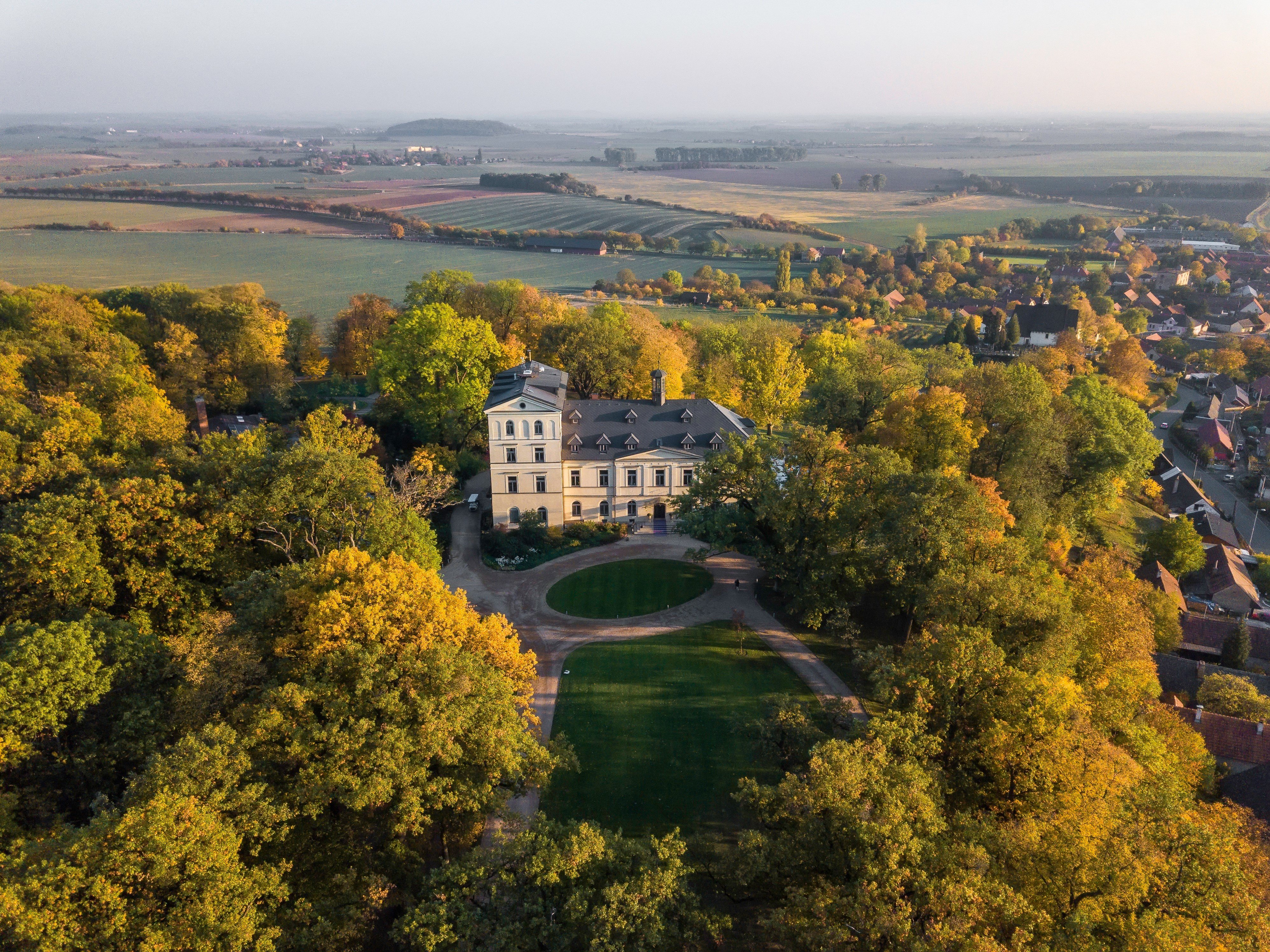 Chateau Mcely-官方