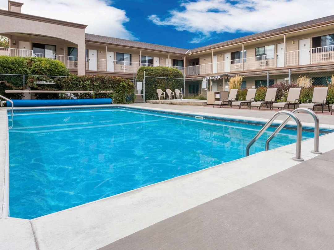 Super 8 by Wyndham Kelowna BC