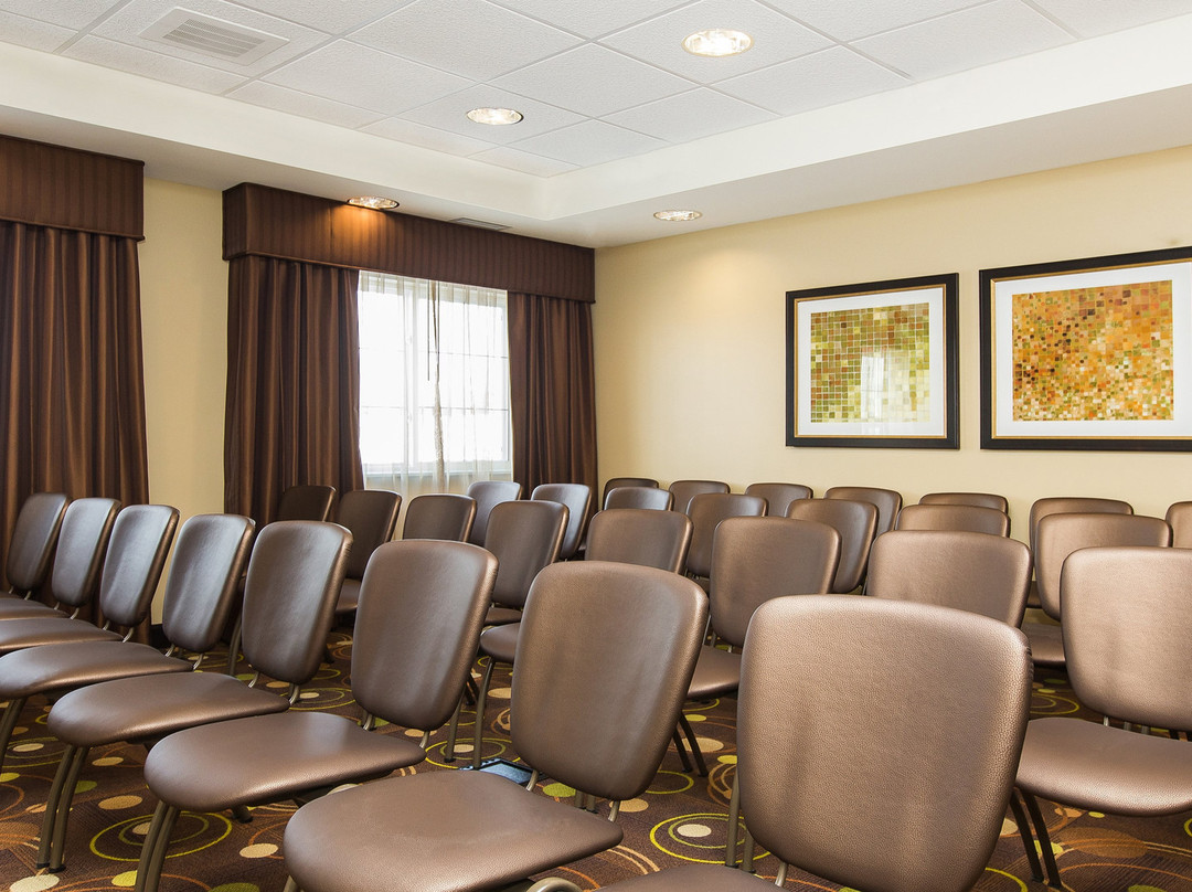 西埃德蒙顿驻桥套房酒店主图