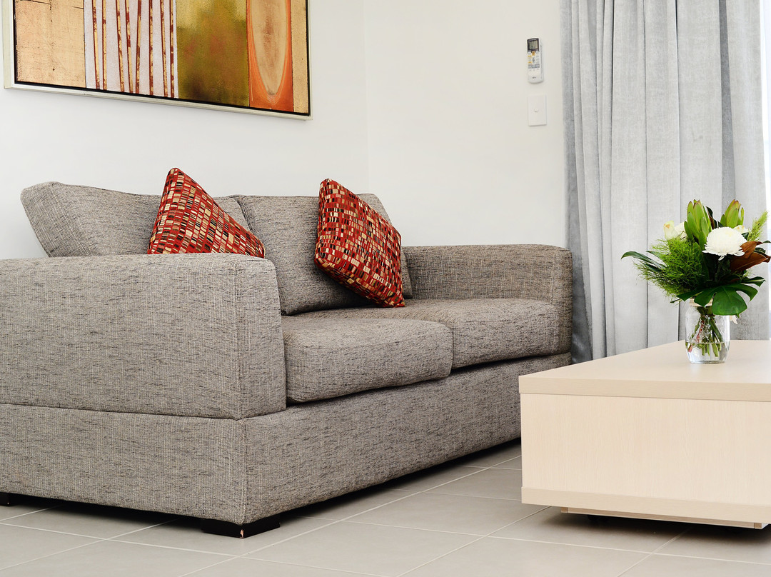 米德尔芒特盛橡套房酒店主图