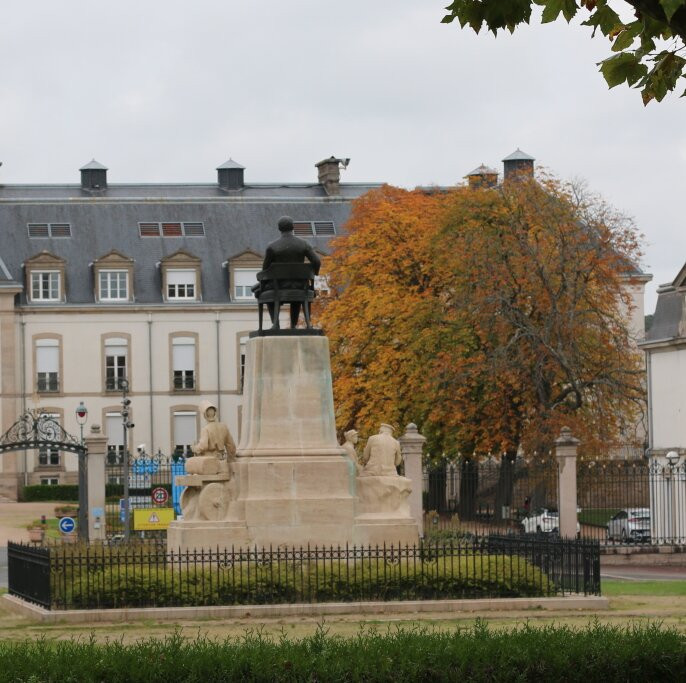 Monument À Henri Schneider景点图片