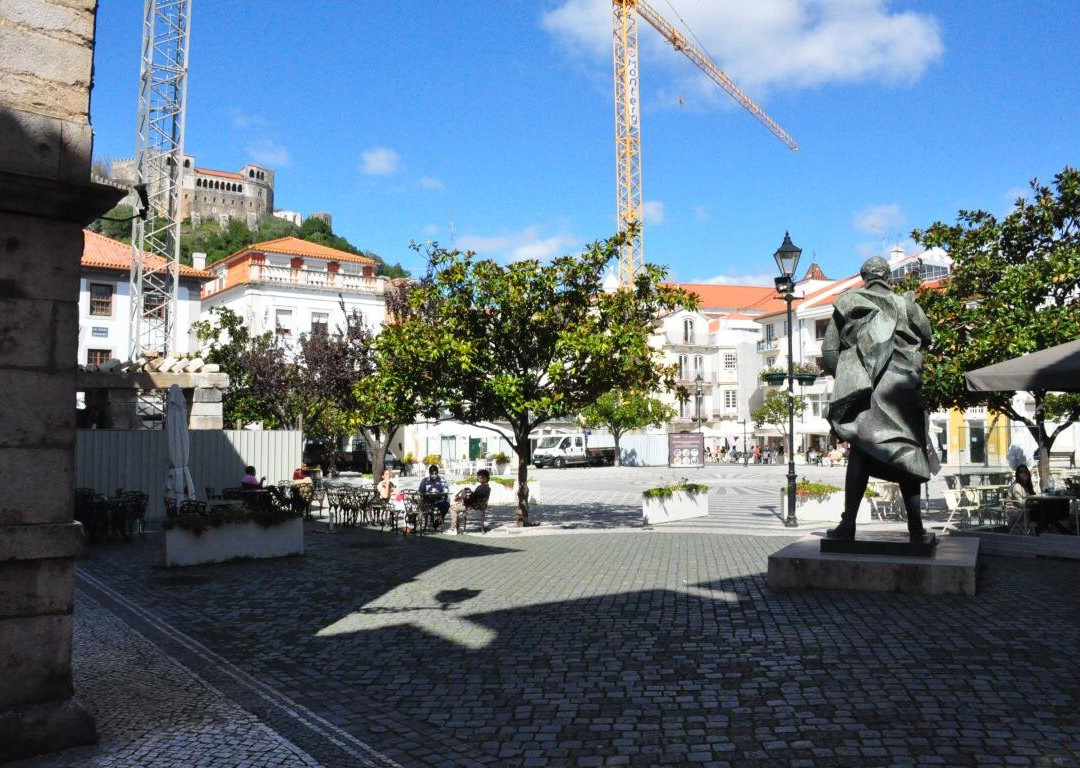 Estatua Francisco Rodrigues Lobo-莱里亚必去景点