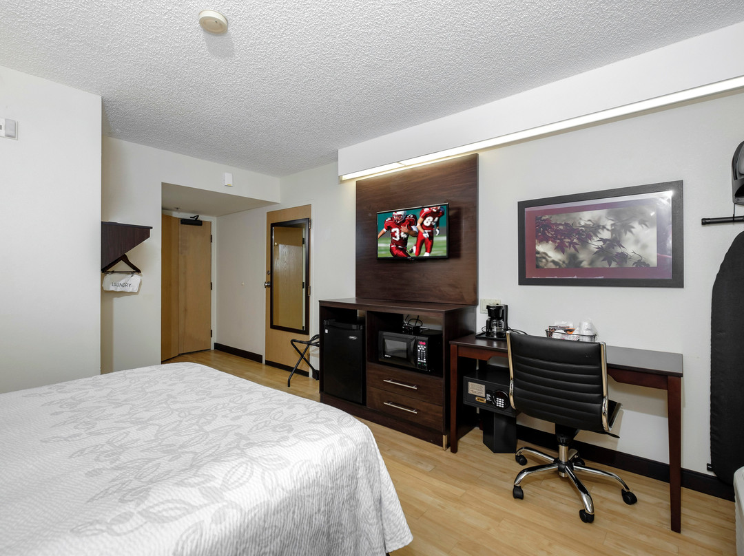 棕榈海岸红屋顶酒店主图