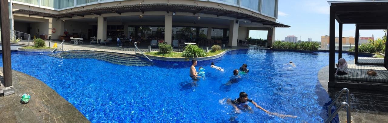 The Luxton Cirebon Hotel & Convention-泳池
