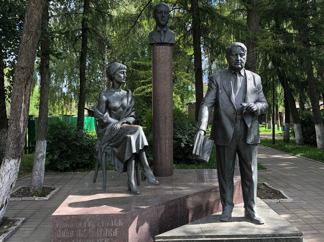 The Gumilev Family Sculptural Composition景点图片