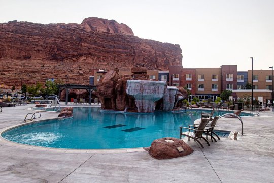 SpringHill Suites Moab-泳池