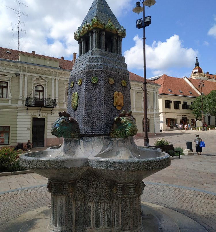 Zsolnay Fountain景点图片