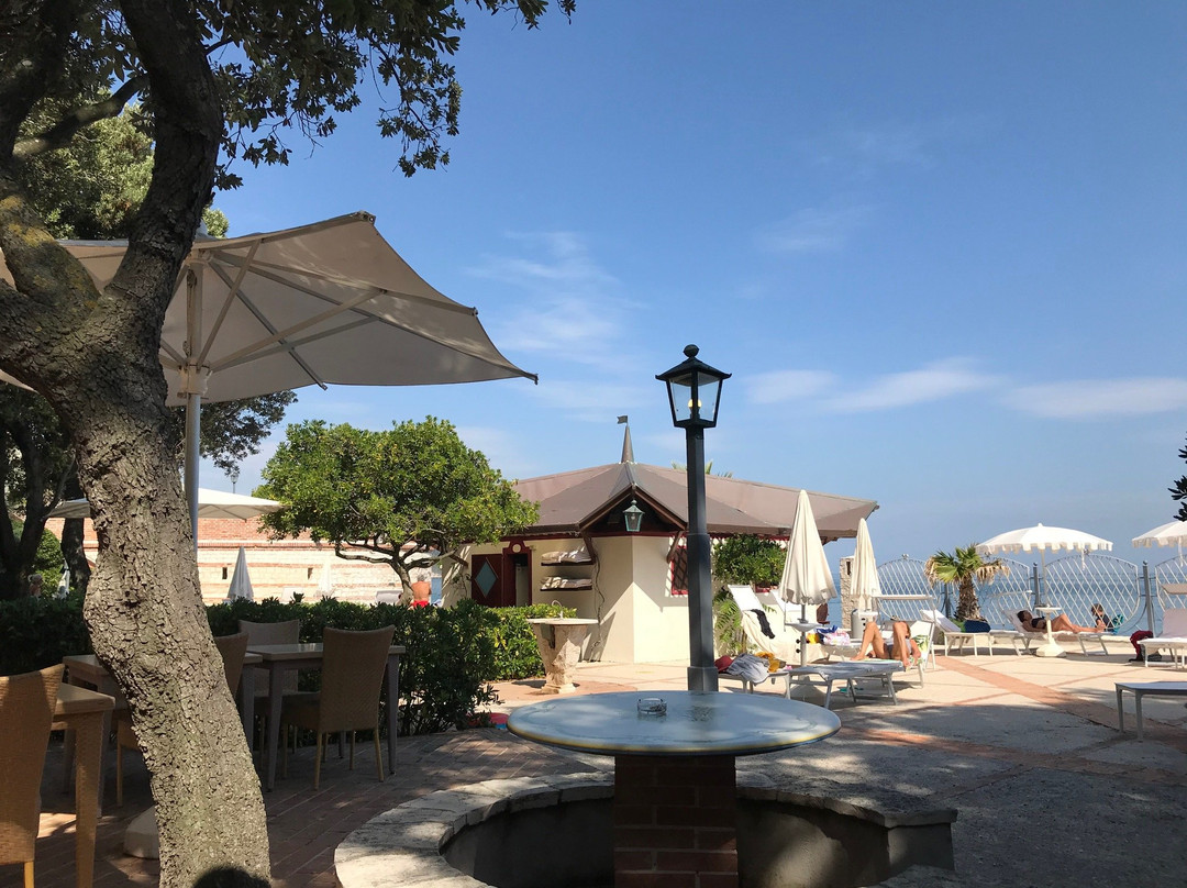 福缇诺那波里昂义科酒店主图