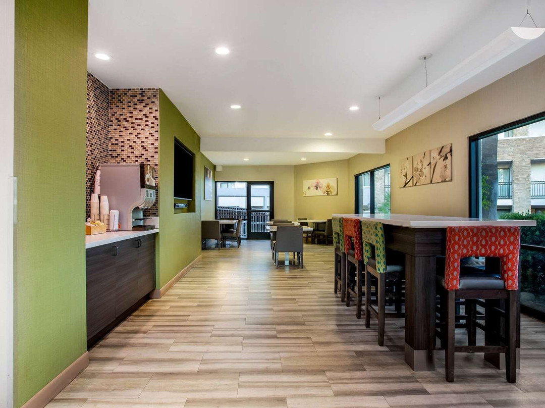 卡尔波利波莫纳拉金塔旅馆及套房酒店主图