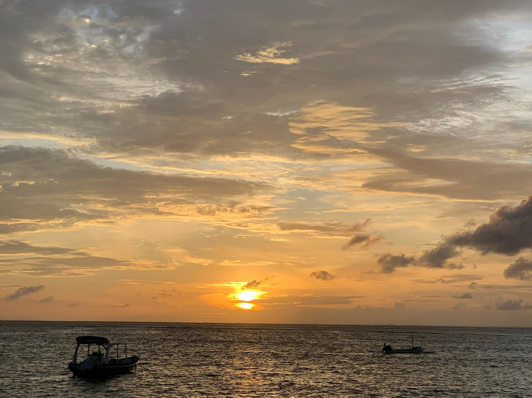 Ohana's Beachfront Resort & Beach Club主图