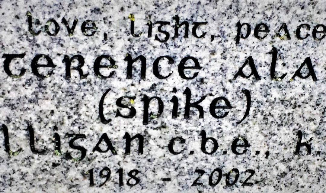 Spike Milligan's Gravestone景点图片